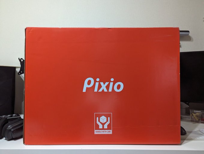 Pixioのロゴが入った赤いモニター梱包箱