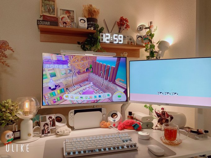 友人のデスクに置かれた白いモニターとキーボード